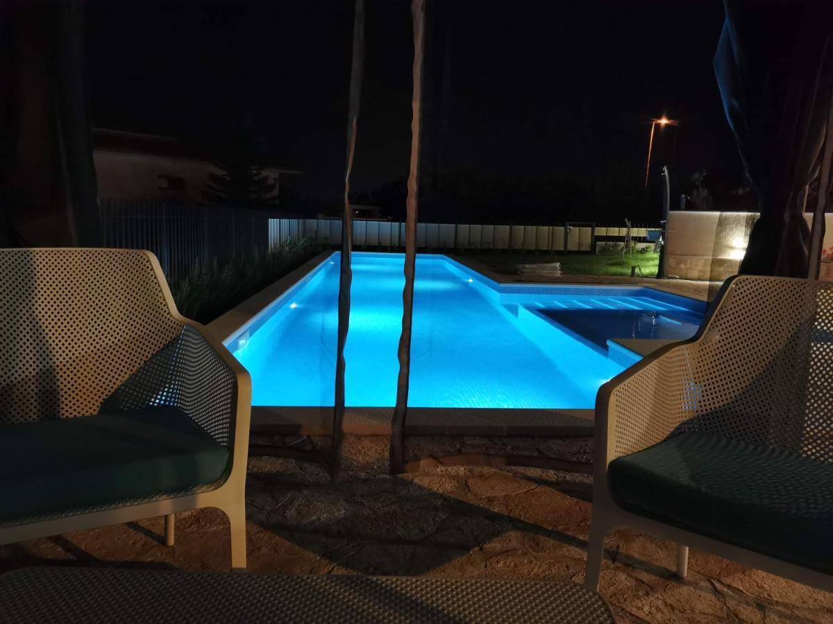 Villa Mater - Luxuriously Equipped Villa With A 15M Long Swimming Pool Zrnovnica Luaran gambar