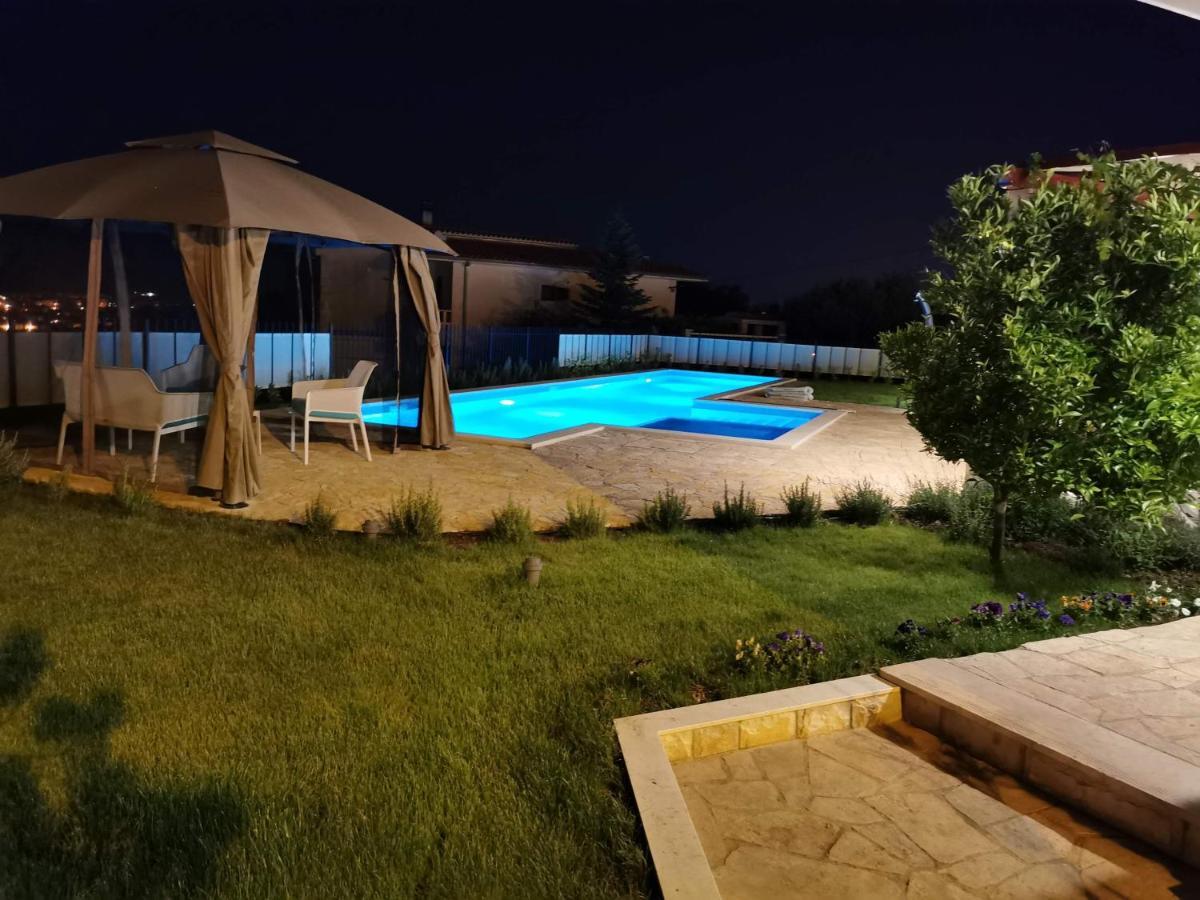 Villa Mater - Luxuriously Equipped Villa With A 15M Long Swimming Pool Zrnovnica Luaran gambar