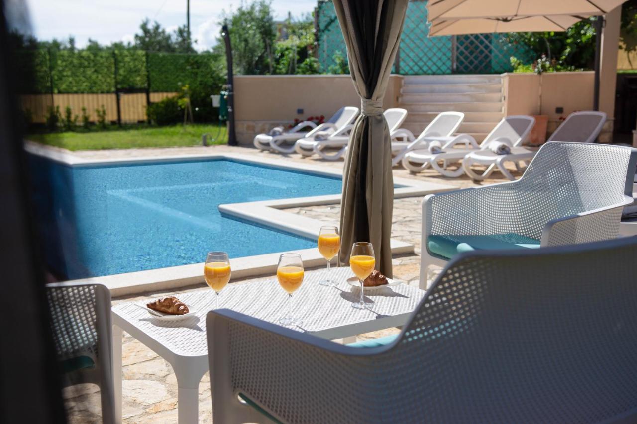 Villa Mater - Luxuriously Equipped Villa With A 15M Long Swimming Pool Zrnovnica Luaran gambar