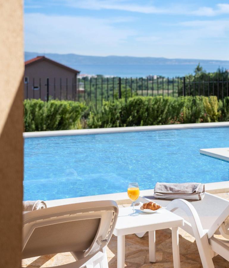 Villa Mater - Luxuriously Equipped Villa With A 15M Long Swimming Pool Zrnovnica Luaran gambar