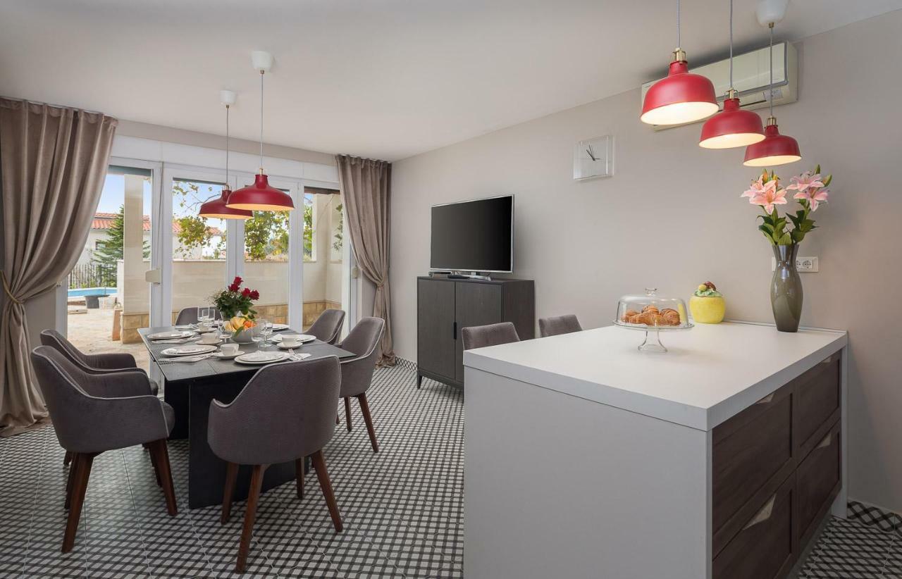 Villa Mater - Luxuriously Equipped Villa With A 15M Long Swimming Pool Zrnovnica Luaran gambar
