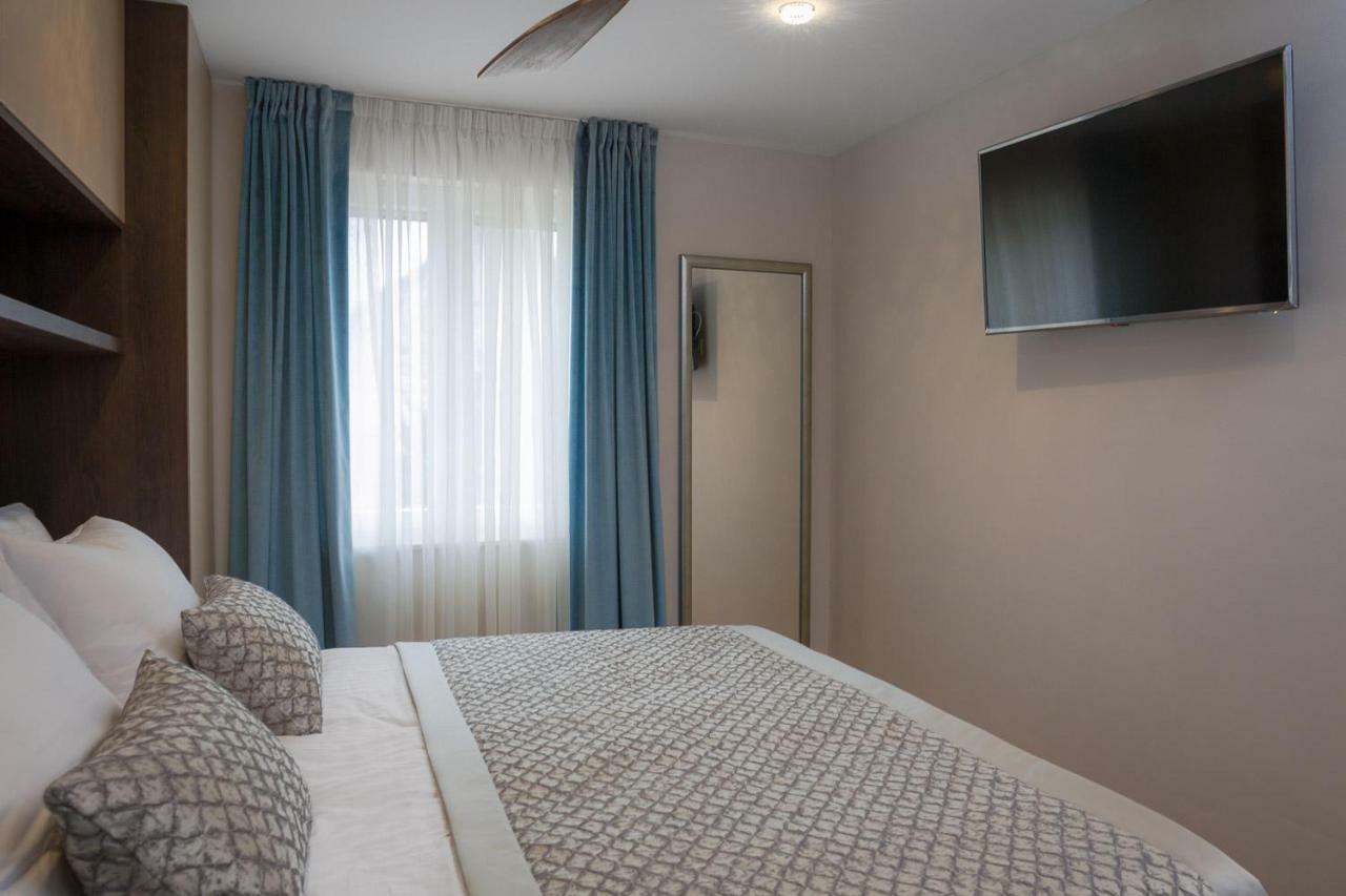 Villa Mater - Luxuriously Equipped Villa With A 15M Long Swimming Pool Zrnovnica Luaran gambar